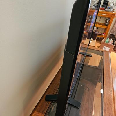 Insignia 42" LED TV (LR-DW)