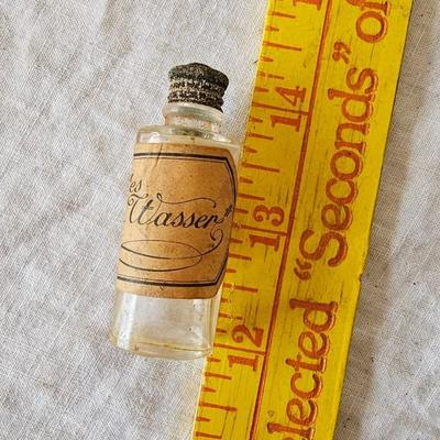 Small antique bottle 1.5"