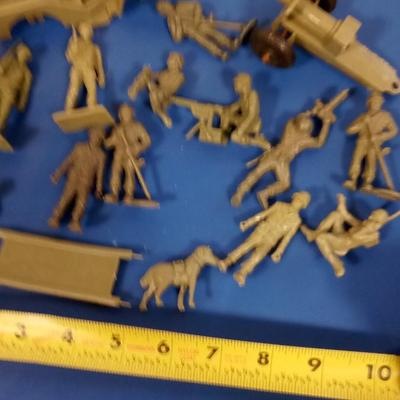 LOT 171 VINTAGE TIMMEE TOY SOLDIERS