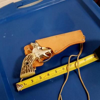 LOT 172 SHOOTIN SHELL CAP GUN WITH ORIGINAL LEATHER HOLSTER