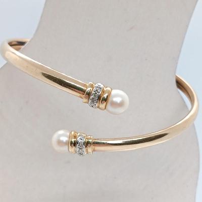 LOT 33: 10K Yellow Gold Cultured Pearl & Diamond Flexible Bypass Bangle Bracelet Signed, 5.50g Tw
