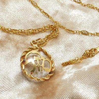 LOT 60J: 14k Gold Chain Pendant Necklace with Round Figural Rope Trim Pendant - 18