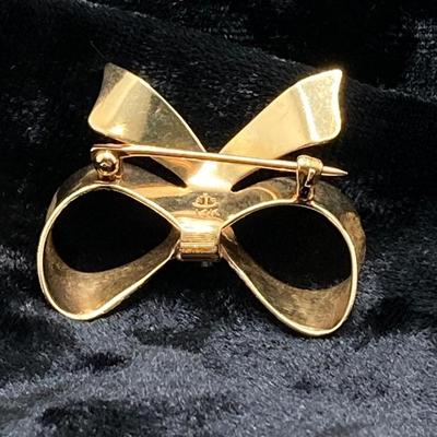 LOT 64J: Vintage Brushed Gold Hallmarked Ribbon / Bow with Diamond Pin - 14K., Tw 3.85g
