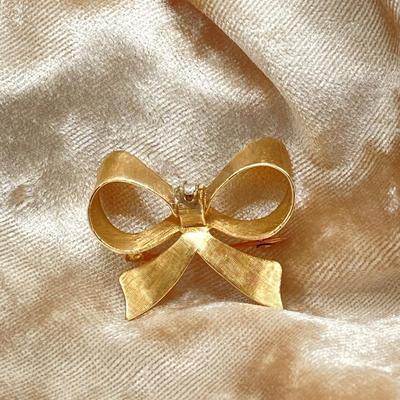 LOT 64J: Vintage Brushed Gold Hallmarked Ribbon / Bow with Diamond Pin - 14K., Tw 3.85g