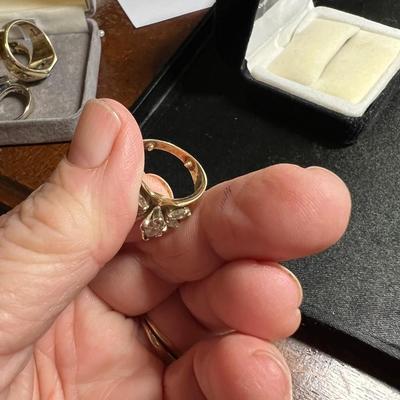 Beautiful Vintage 14K Gold snd .93 CT.TW Diamond Ring