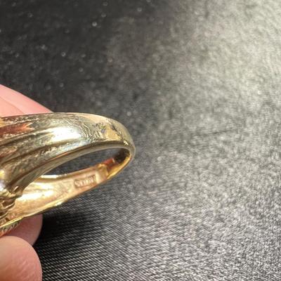 14K Gold ring with baguettes and green stone