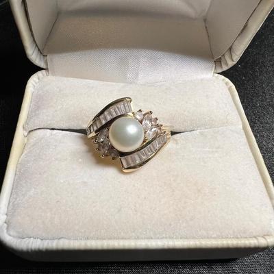 Beautiful 10 karat gold ring with baguettes and pearl