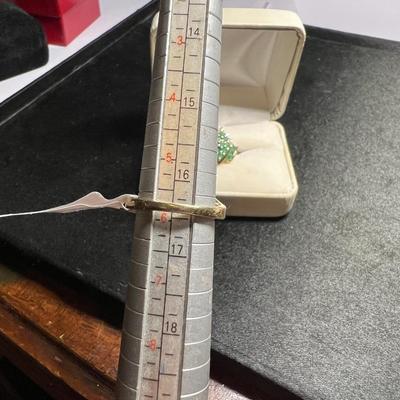 Beautiful 10 karat gold ring with baguettes and pearl