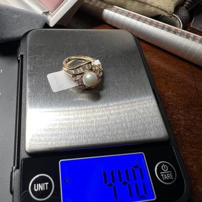 Beautiful 10 karat gold ring with baguettes and pearl