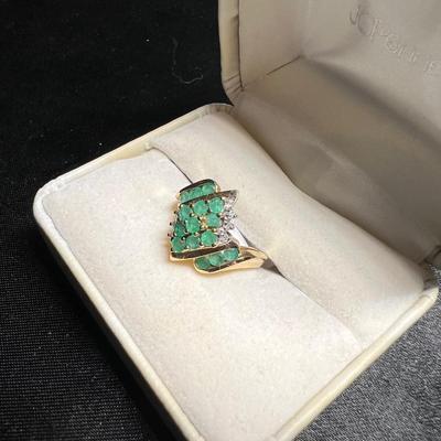 Beautiful 10 K Gold ring with baguettes and stones