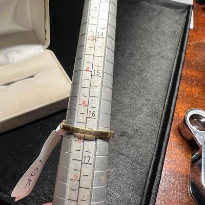 Beautiful 10 K Gold ring with baguettes and stones