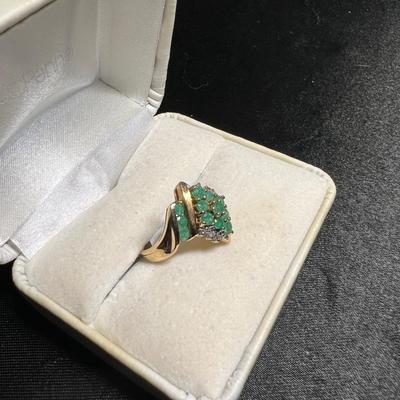 Beautiful 10 K Gold ring with baguettes and stones