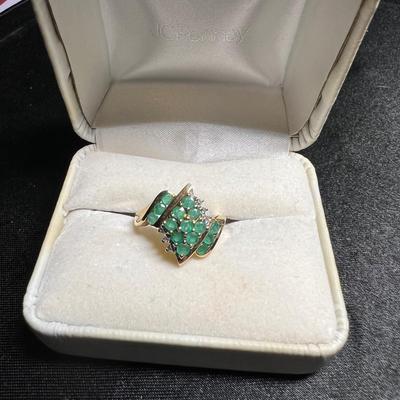 Beautiful 10 K Gold ring with baguettes and stones