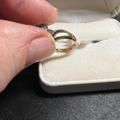 Beautiful 10 K Gold ring with baguettes and stones