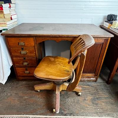 U870 Antique Victorian Oak Desk and Chair