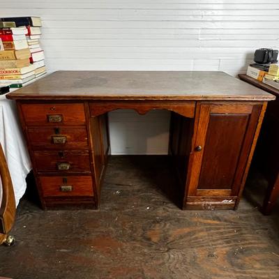 U870 Antique Victorian Oak Desk and Chair