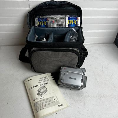U896 Canon Digital Video Camcorder ZR700 w/Bag & Accessories