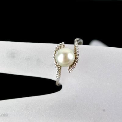 Modern Sterling & Pearl Ring