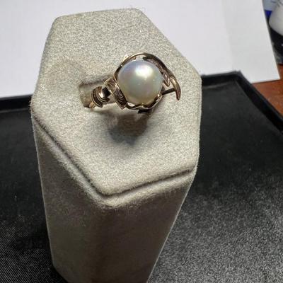 Beautiful 14K Gold Ring with Pearl