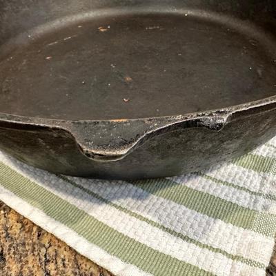 13.5" Cast Iron Pan