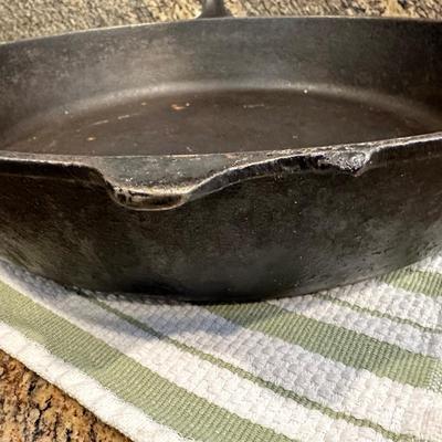 13.5" Cast Iron Pan