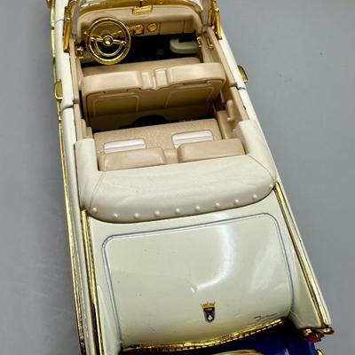 Lot of 3 Collectible 1/24th Scale Ford Crown Victoria Metal Toy Cars