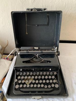 1930s Royal Portable Typewriter in Case