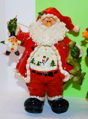 CHRISTMAS Mr. & Mrs. Santa Clause Ceramic Figurines 8" H