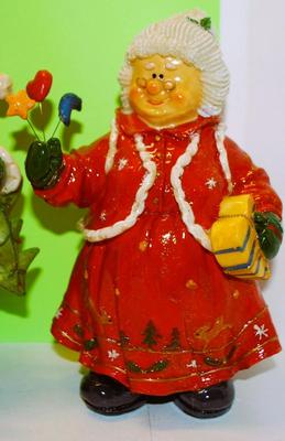 CHRISTMAS Mr. & Mrs. Santa Clause Ceramic Figurines 8" H