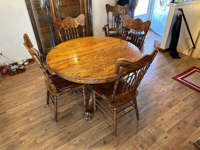 SOLID WOOD TABLE W/PEDESTAL LION HEAD, CLAW FEET AND 6 CHAIRS, 1 LEAF
