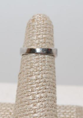 Size 5 Solitaire Clear Stone Ring with Side Stone Accents (2.5g)