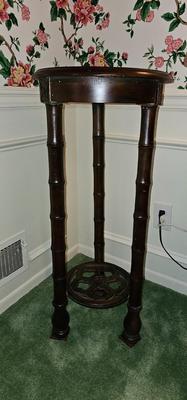 Tall plant or vase stand pedestal
