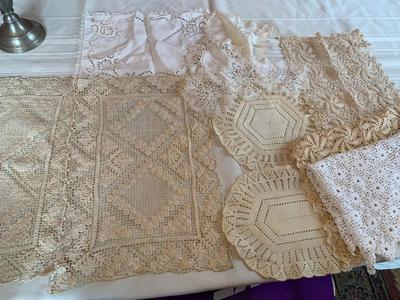 Assorted vintage doilies