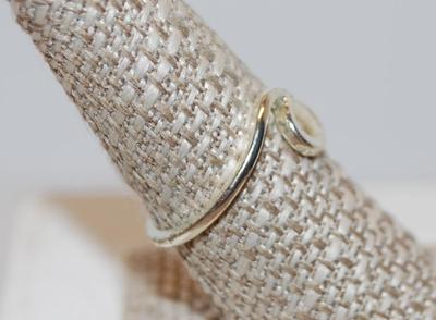 Size 8 Â¼ Silver Tone Simple Styled Wave Ring (1.7g)