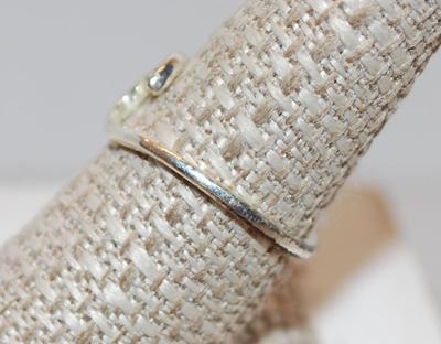 Size 8 Â¼ Silver Tone Simple Styled Wave Ring (1.7g)