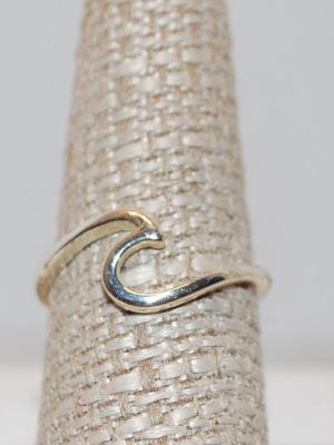Size 8 Â¼ Silver Tone Simple Styled Wave Ring (1.7g)