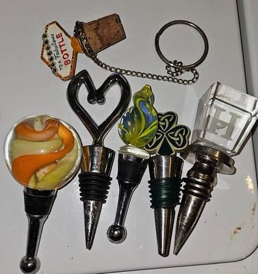 Lot of 6 wine bottle stoppers Collection