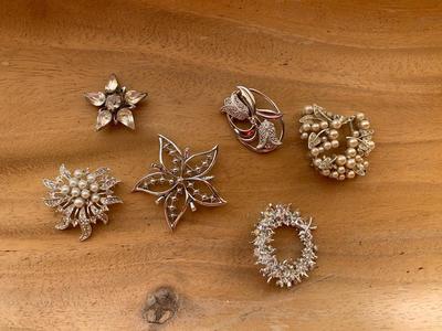 collection of vintage pins Brooches Lot