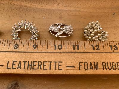 collection of vintage pins Brooches Lot