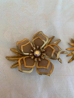 Set of 3 gold tone vintage pins