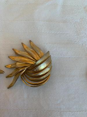 Set of 3 gold tone vintage pins