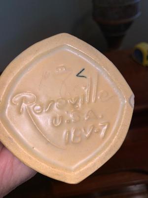 ROSEVILLE POTTERY, SNOWBERRY, BEAUTIFUL SINGLE HANDLED ROSE BUD VASE,