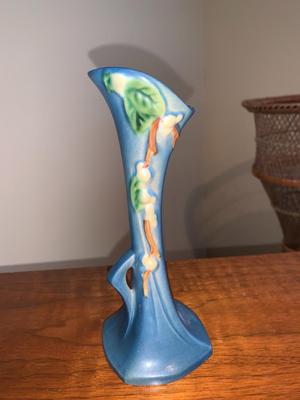 ROSEVILLE POTTERY, SNOWBERRY, BEAUTIFUL SINGLE HANDLED ROSE BUD VASE,