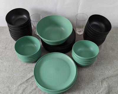 Room Essentials Black and Green Plastic Dishes