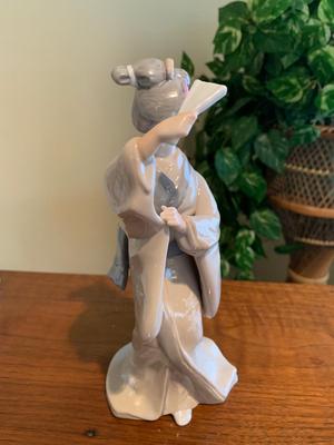 Toyo geisha Porcelain Figurine
