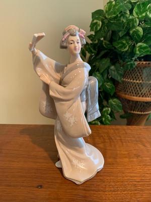 Toyo geisha Porcelain Figurine