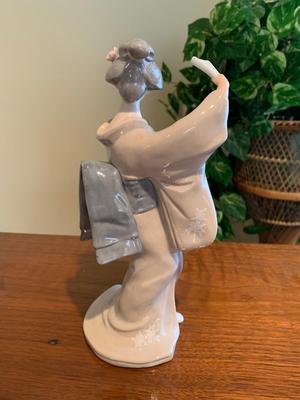Toyo geisha Porcelain Figurine