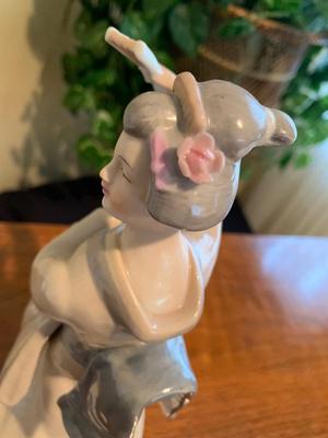 Toyo geisha Porcelain Figurine