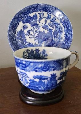 Blue and white flow blue cup and saucer with stand