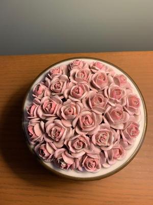 Roses on top of trinket box